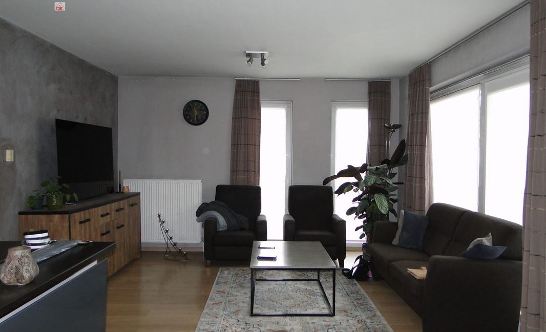 E1638981102249509063_18999CL